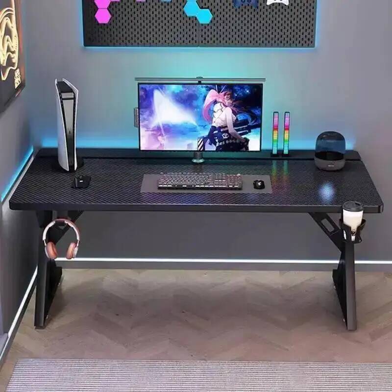 Gaming Console Room - Les étudiants debout bureaux d'ordinateur jeu